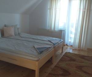 Franciaágyas + 1 szimpla ágy